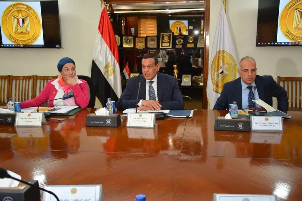 رفع نواتج تطهير الترع والمصارف والمجارى المائية والتخلص الآمن من المخلفات بالمحافظات