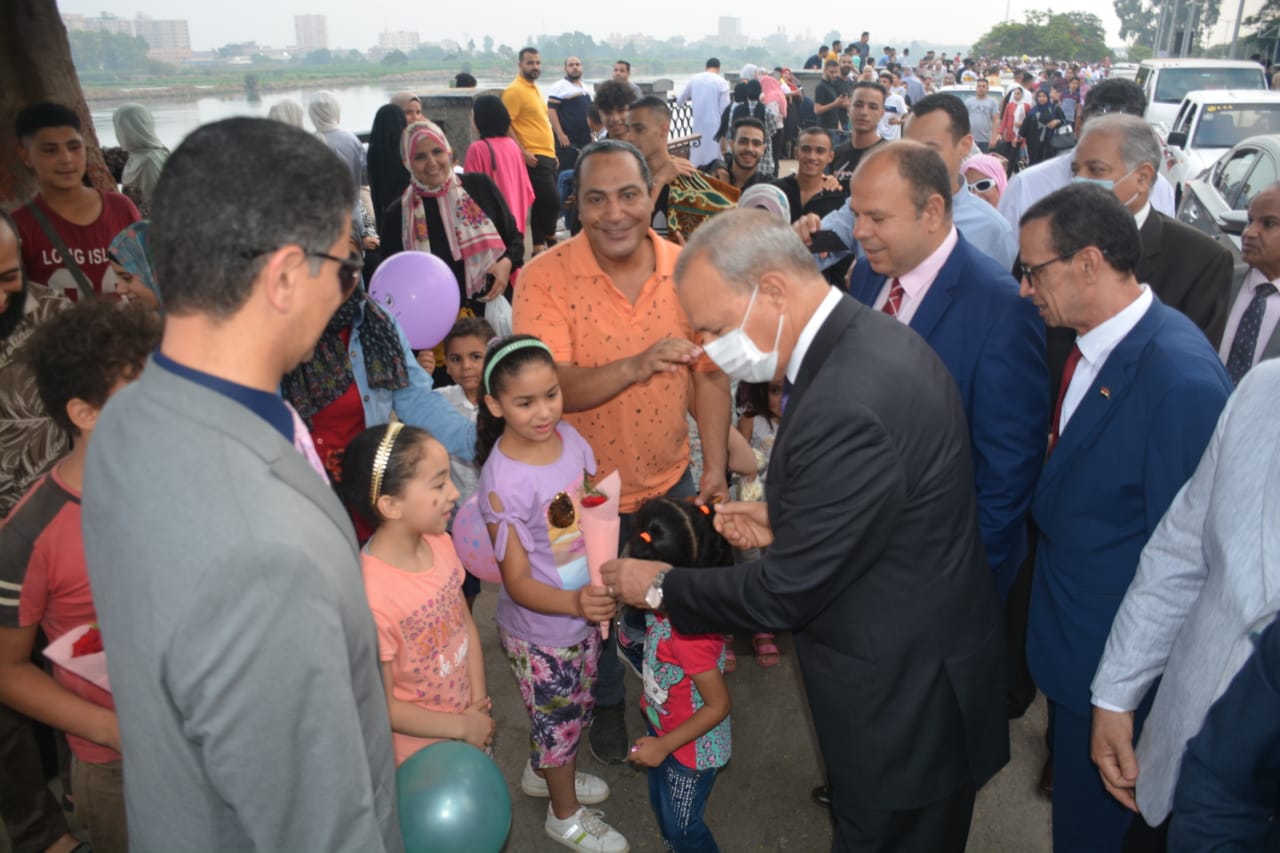 وسط فرحة كبيرة من المواطنين.... محافظ القليوبية يؤدي صلاة عيد الاضحي المبارك بمسجد ناصر بمدينة بنها بحضور رئيس جامعة بنها ومدير امن القليوبية