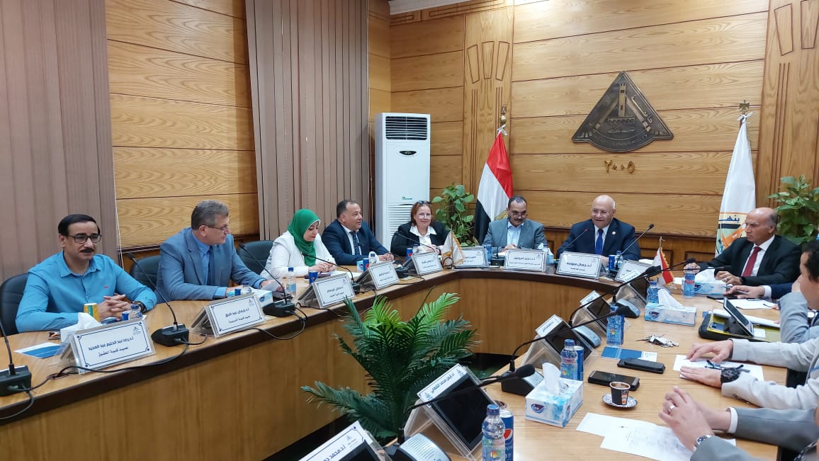 رئيس جامعة بنها يناقش تفاصيل استعدادات تشغيل جامعة بنها الأهلية بالعبور لاستقبال الطلاب الجدد