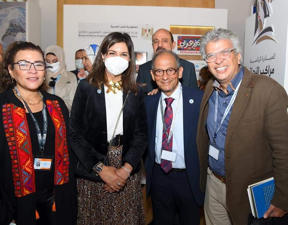 السفيرة نبيلة مكرم تتفقد جناح وزارة الهجرة في منتدى شباب العالم