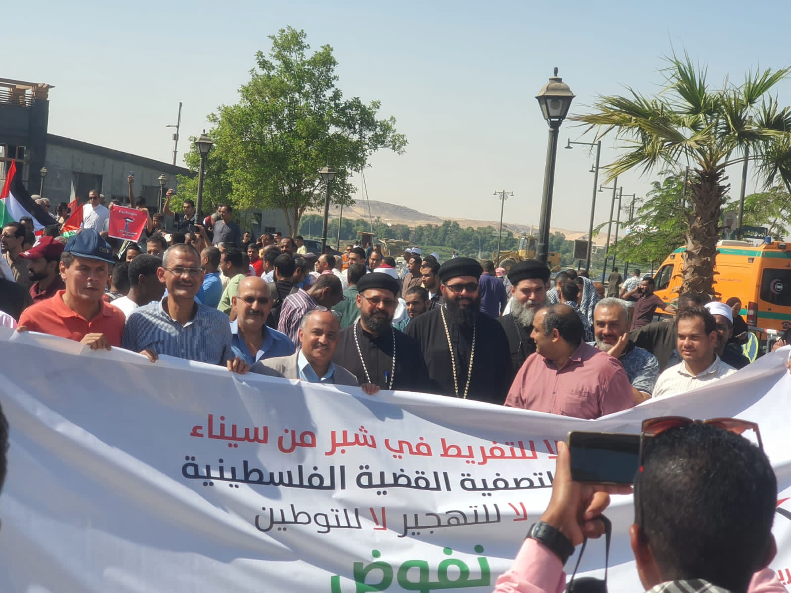 بالصور : حزب المصريين الأحرار بأسوان" في تظاهرة لمساندة القضية الفلسطينية