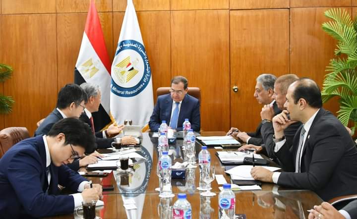 استقبل المهندس طارق الملا وزير البترول والثروة المعدنية السفير كيم يونج هيون سفير كوريا الجنوبية بالقاهرة الذي تسلم مهام عمله مؤخرا ، وذلك لبحث سبل تطوير العلاقات بين مصر وكوريا الجنوبية في مجالات البترول والغاز الطبيعي والطاقة الخضراء .