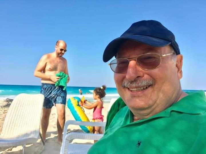 بالصور: ابن الملك فاروق على شواطئ الغردقه