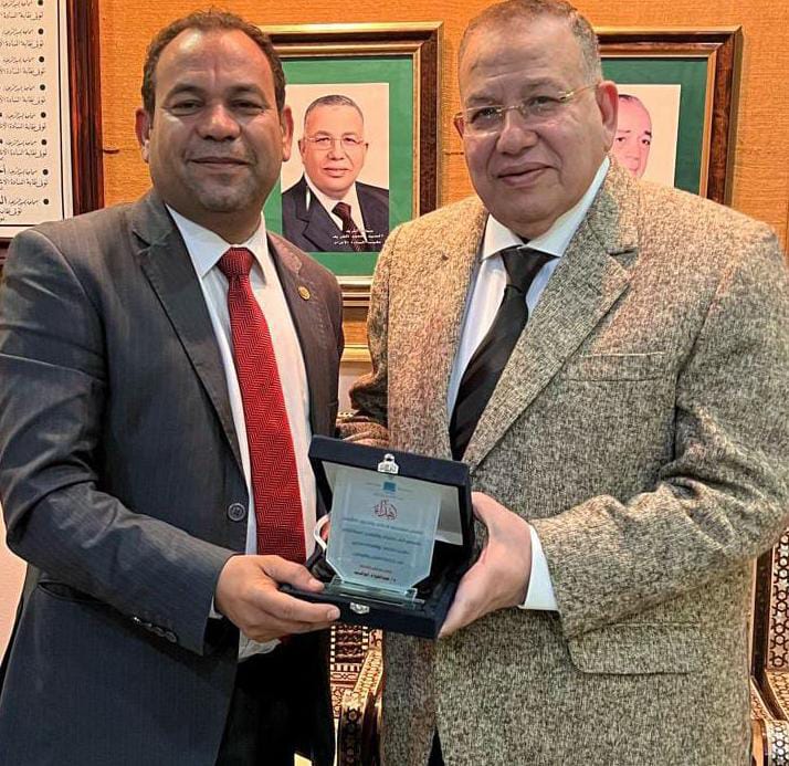 مؤسسة الإعلام والتحول الرقمي تكرم نقيب الأشراف وتشيد بخطة النقابة لرفع مهارات التكنولوجيا والذكاء الاصطناعي 