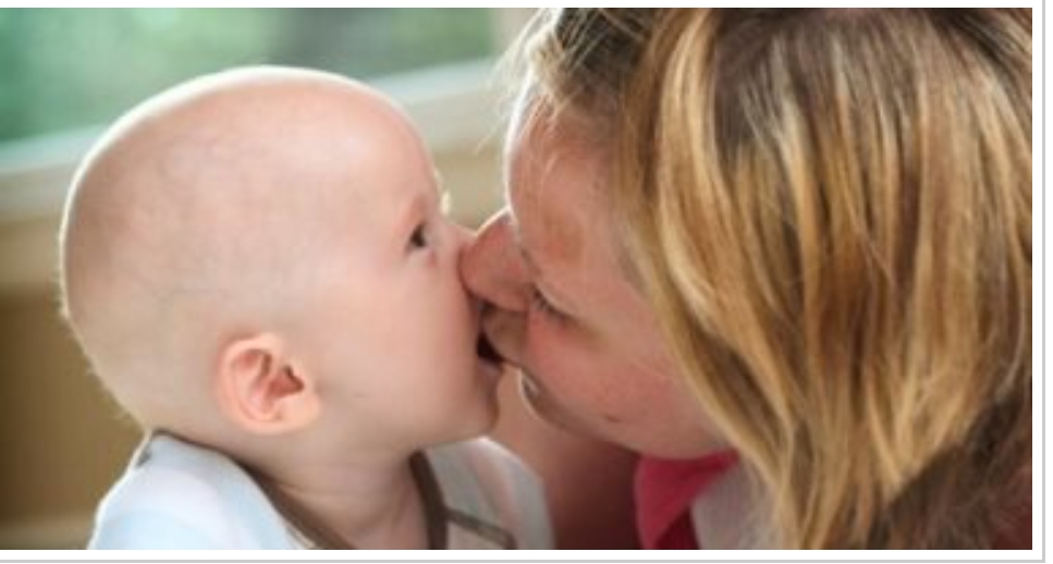 خللي بالك: ممنوع تقبيل الأطفال أثناء انتشار الفيروس المخلوي