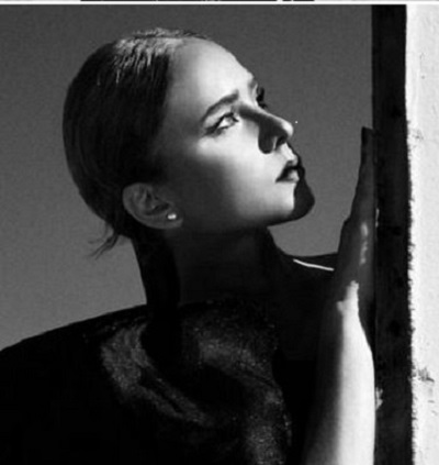 نيللي كريم في إطلالة جديدة بالأبيض و الأسود