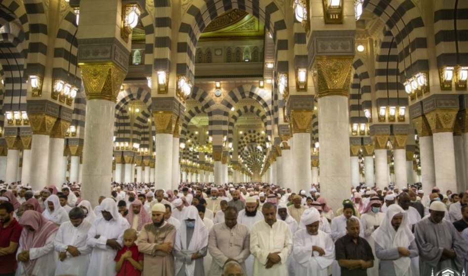 جموع المصلين تشهد ختم القرآن في صلاة التراويح بالمسجد النبوي