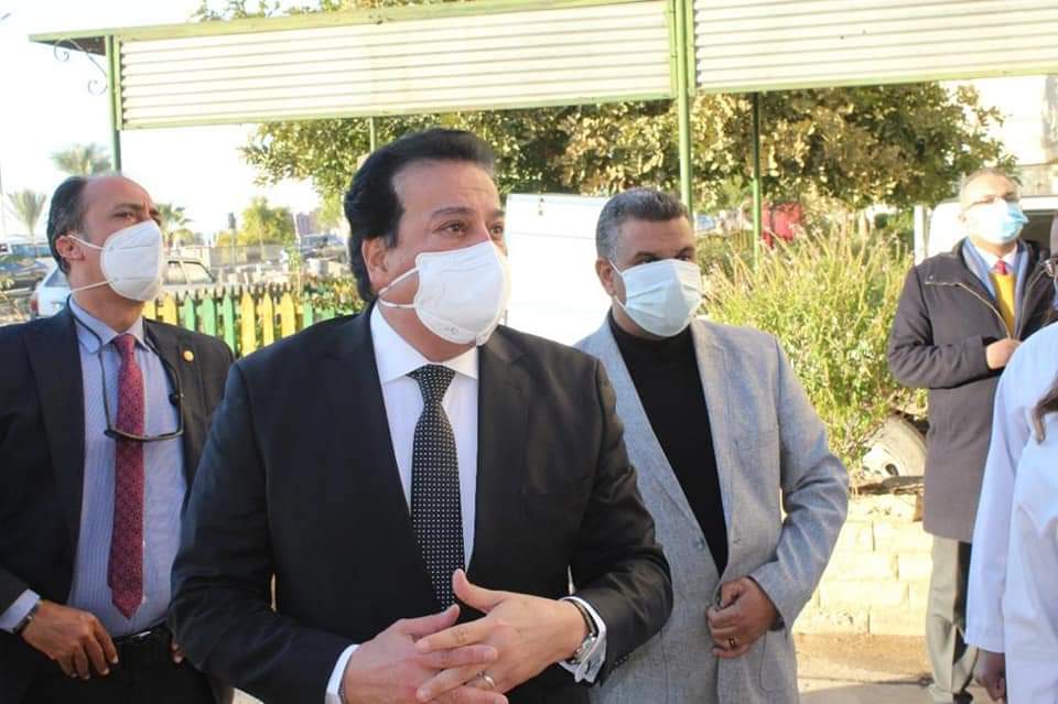 بالصور..وزير التعليم العالي  والقائم بأعمال وزير الصحة والسكان يتفقد مستشفى حميات (المسلة) بأسوان