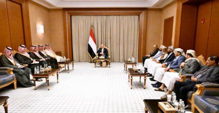 الفريق السعودي للتواصل مع الأطراف اليمنية يعقد لقاءً مع رئيس مجلس القيادة الرئاسي بالجمهورية اليمنية