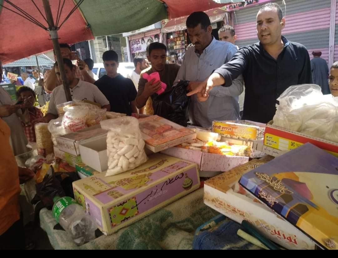 تزامنًا مع حلول المولد النبوي الشريف... ضبط 135كيلو حلوى فاسدة بمركز طما 