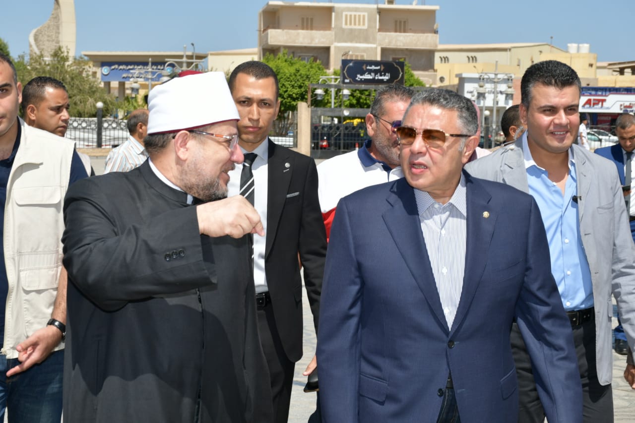 محافظ البحر الأحمر يستقبل وزير الأوقاف بمكتبه ويؤديان صلاة الجمعة بمسجد الميناء الكبير بالغردقة
