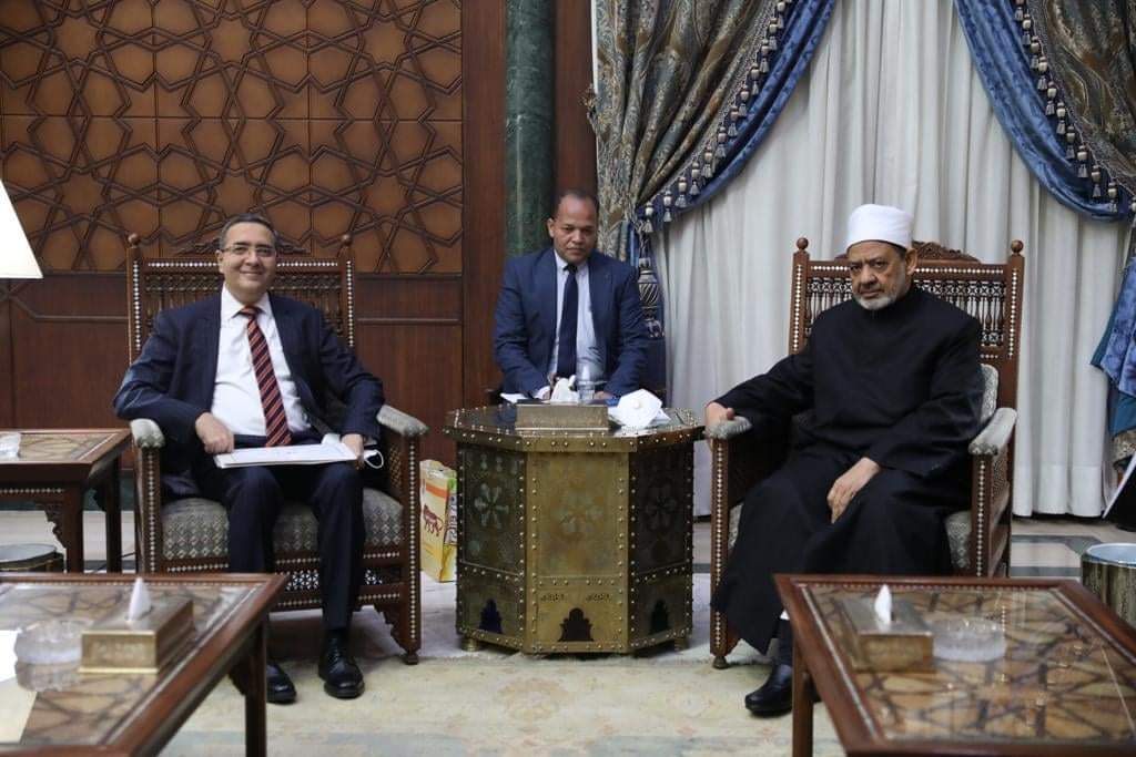 شيخ الأزهر ينتقد الدعوات الغربية لتقنين الشذوذ والتحول الجنسي في المجتمعات الشرقية ويصفها بالغيوم السوداء الداكنة بدعاوى الحقوق والحريات  السفير الهندي