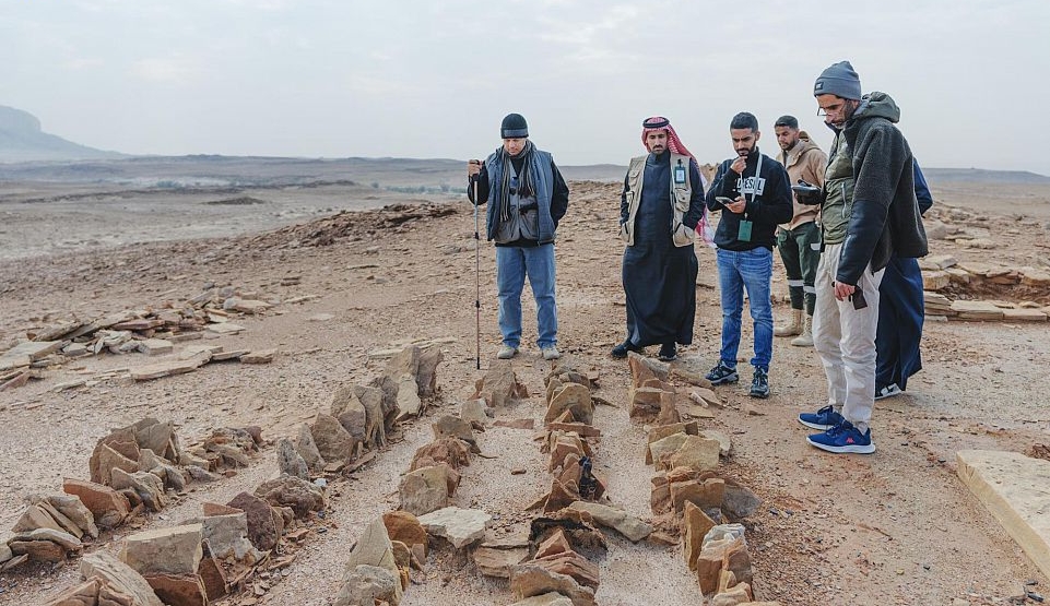 اكتشاف وتوثيق ما يقارب 58 موقعًا أثريًا في محمية الملك خالد الملكية