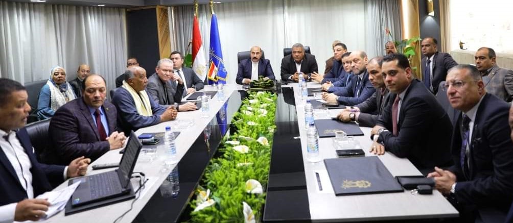 إعادة إحياء مشروع حديد أسوان محور اجتماع لجنة الصناعة بمجلس النواب مع محافظ اسوان