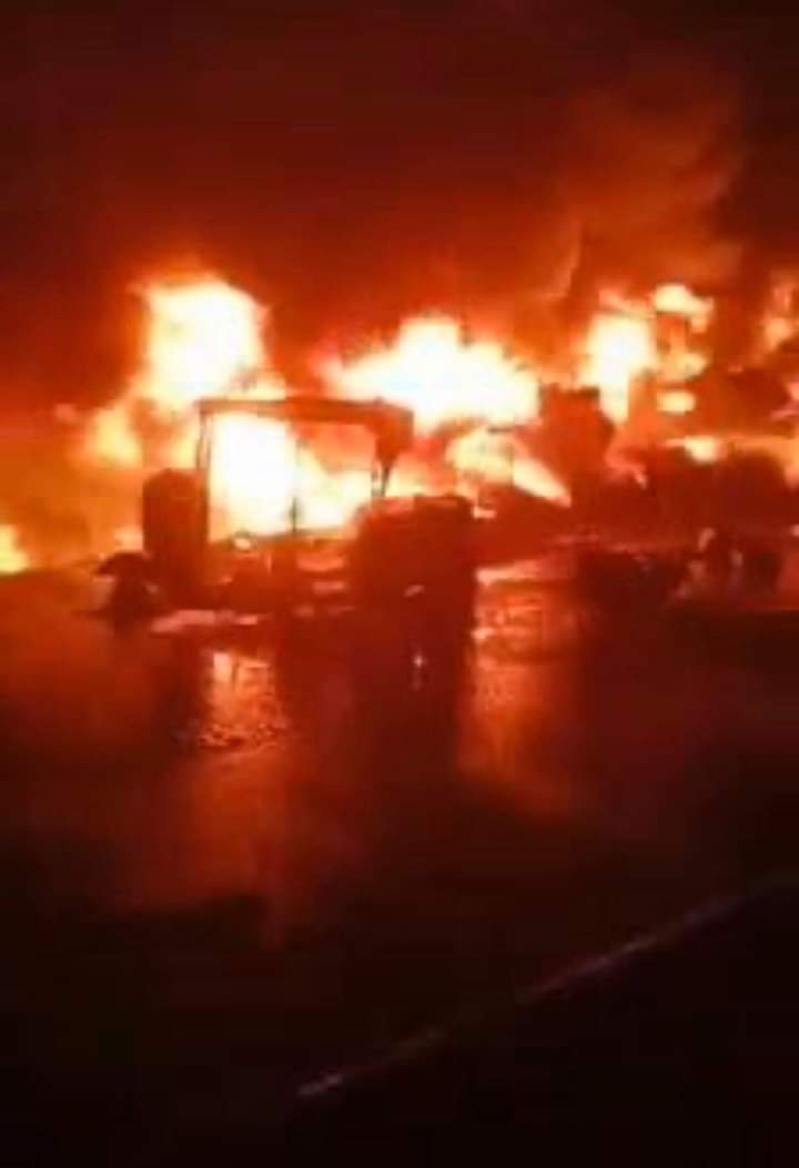 بالصور.. حريق هائل في بترول البحيرة