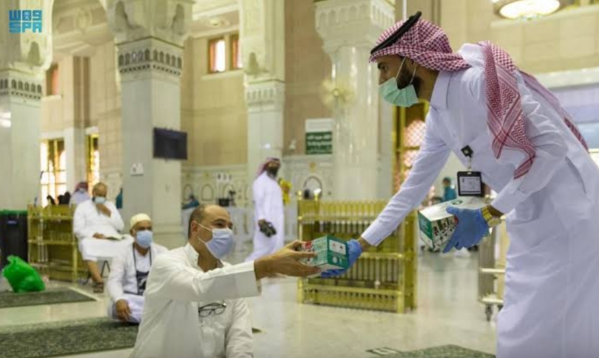 رئاسة شؤون الحرمين توزع أكثر من 10 آلاف وجبة لضيوف الرحمن في مطار الملك عبدالعزيز الدولي