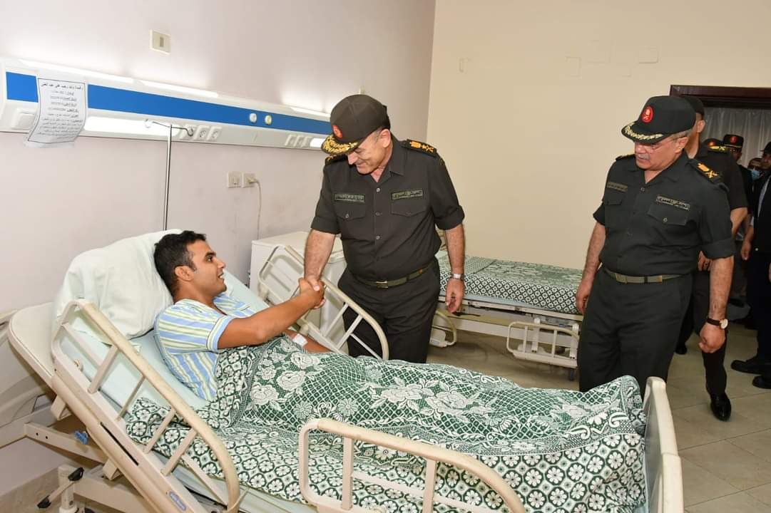 رئيس الأركان يزور مصابي العمليات الحربية بالمجمع الطبي للقوات المسلحة بكوبري القبة