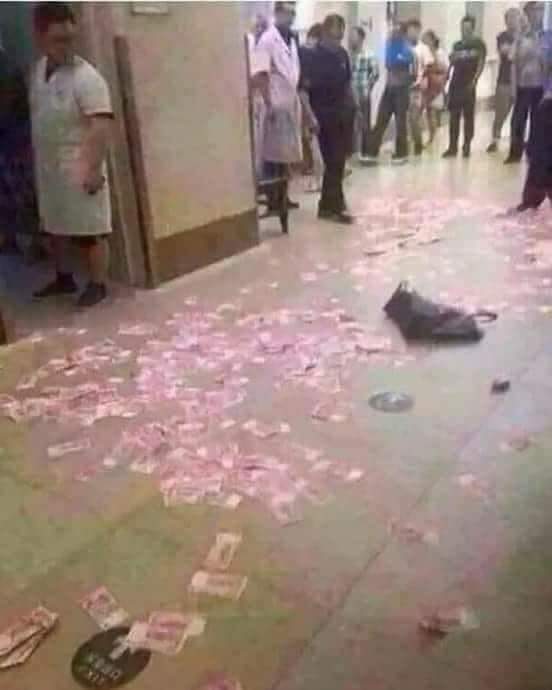 فتاة تلقي بحقائب الأموال داخل المستشفى