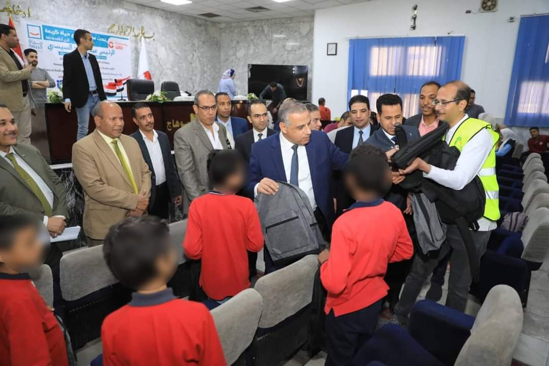 توزيع شنط مدرسية وزي مدرسي لغير القادرين بسوهاج