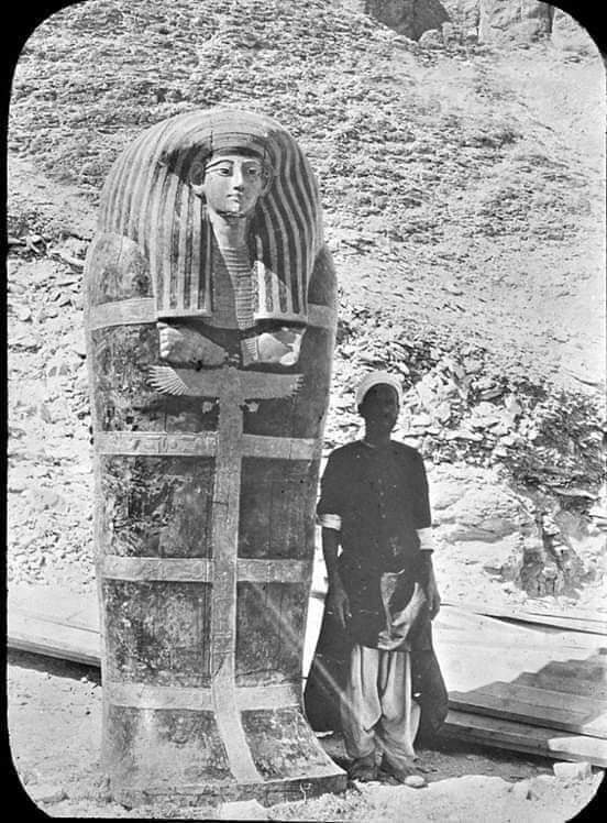 بالصور: لحظة اكتشاف واستخراج تابوت يويا عام 1905