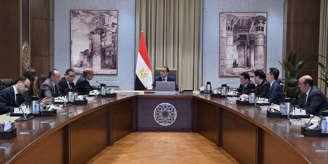 رئيس الوزراء يبحث مع شركتين صينيتين فرص الاستثمار والتمويل بمجالي تصنيع الخلايا الشمسية وأشباه الموصلات