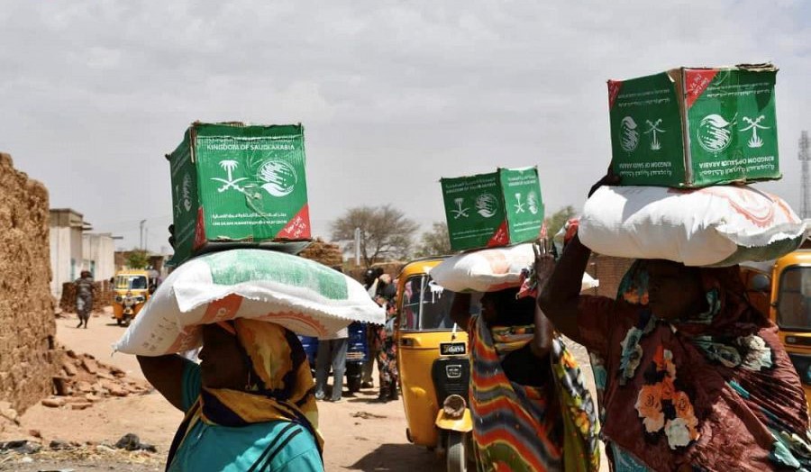مركز الملك سلمان للإغاثة يوزع سلال غذائية في ولايات السودان
