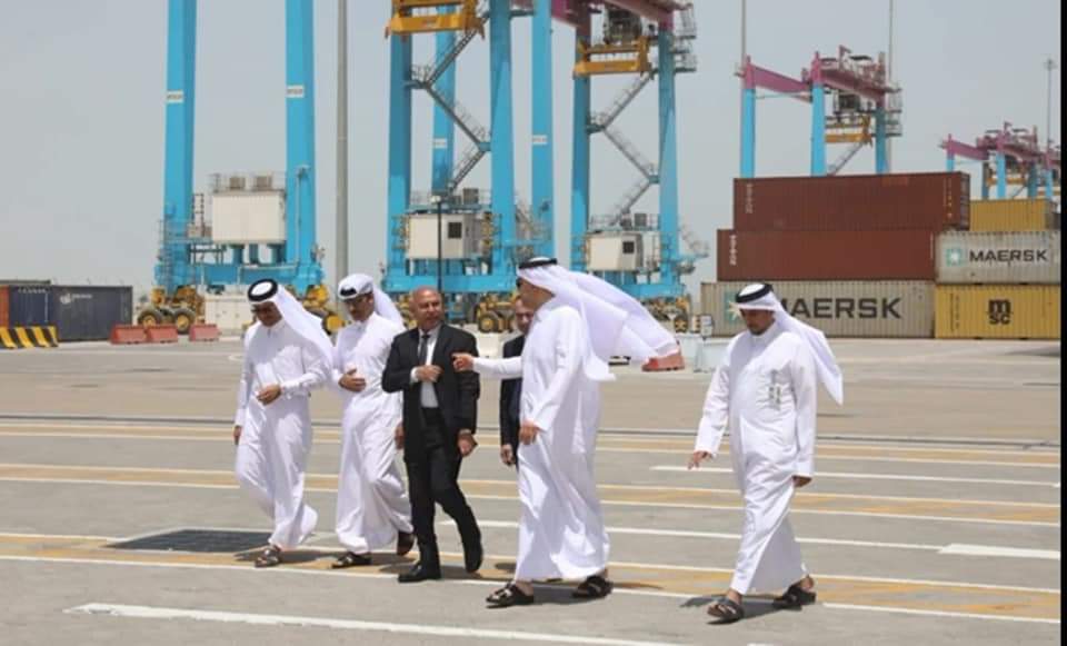 وزير النقل يزور ميناء حمد ويطلع على سير العمليات التشغيليه في مرافق الميناء