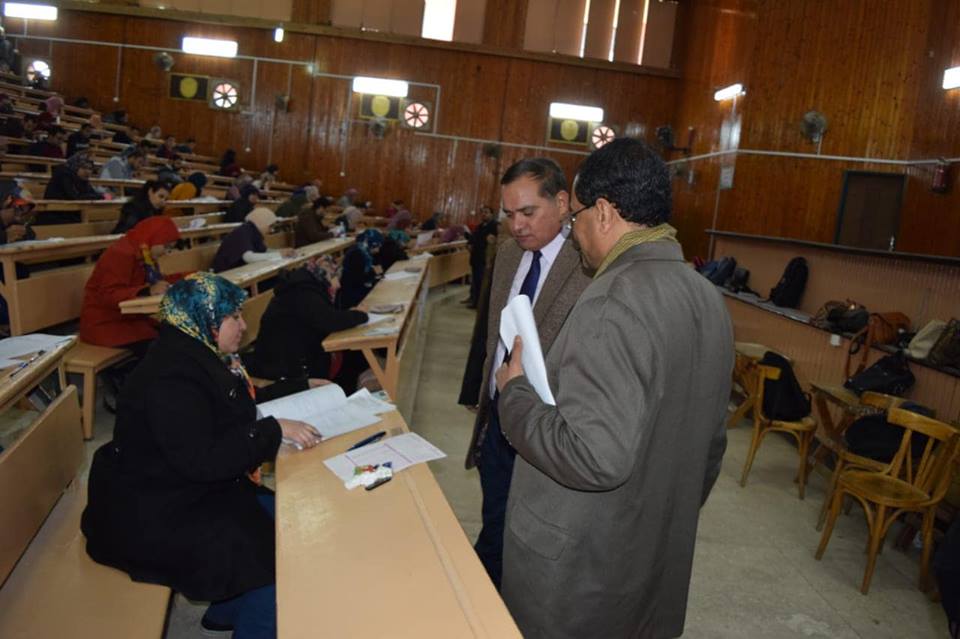 طلاب بكالوريوس الطب والجراحة بسوهاج يخوضون امتحانهم التحريري الأخير