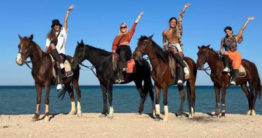 يفضلها الألمان والإنجليز...رحلات ركوب الخيول علي شاطئ البحر الأحمر