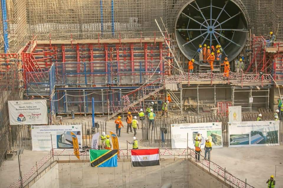 وزير الإسكان: بدء تركيب أول أجزاء توربينات توليد الطاقة الكهرومائية بسد جوليوس نيريرى بتنزانيا