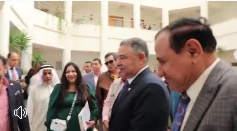 محافظ البحر الأحمر يلتقي الفنانين المشاركين بملتقى الفن والحياة بالغردقة