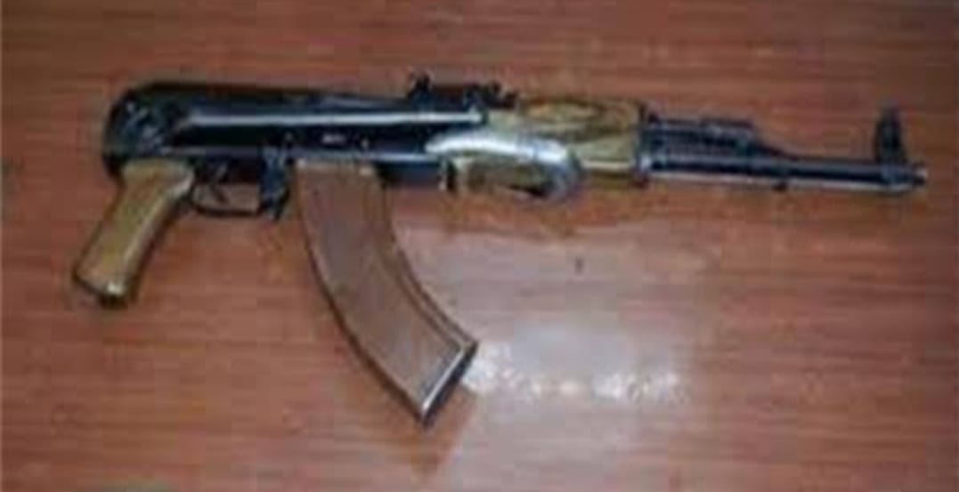 إصابة مزارع بطلق ناري بالخطأ على يد أبن عمه بمركز بطما