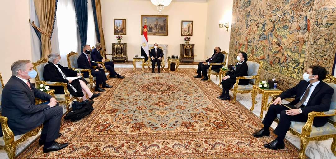 الرئيس يستقبل جون كيري في القاهرة