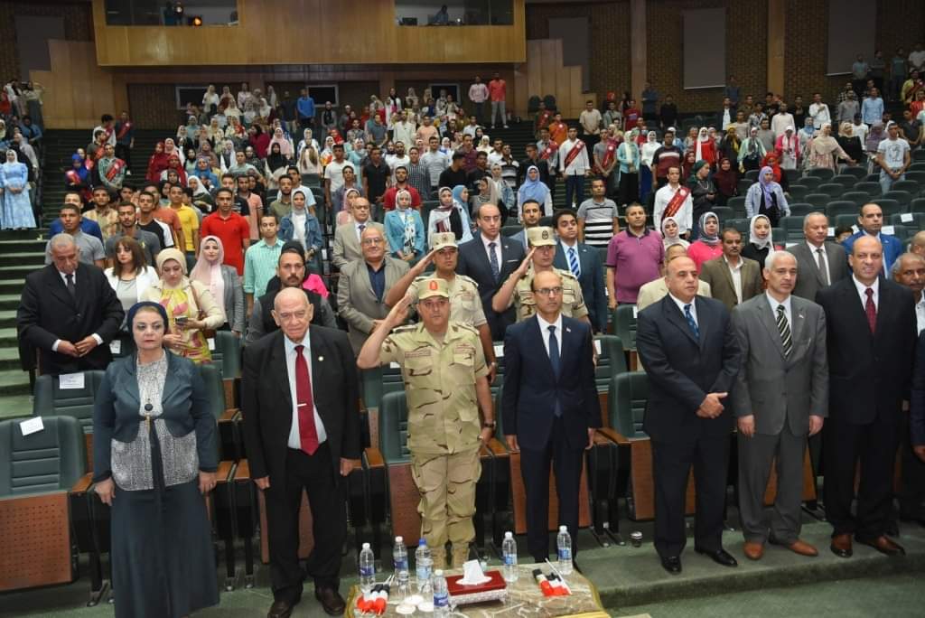 جامعة أسيوط تُكرم عدد من أسر شهداء الجيش