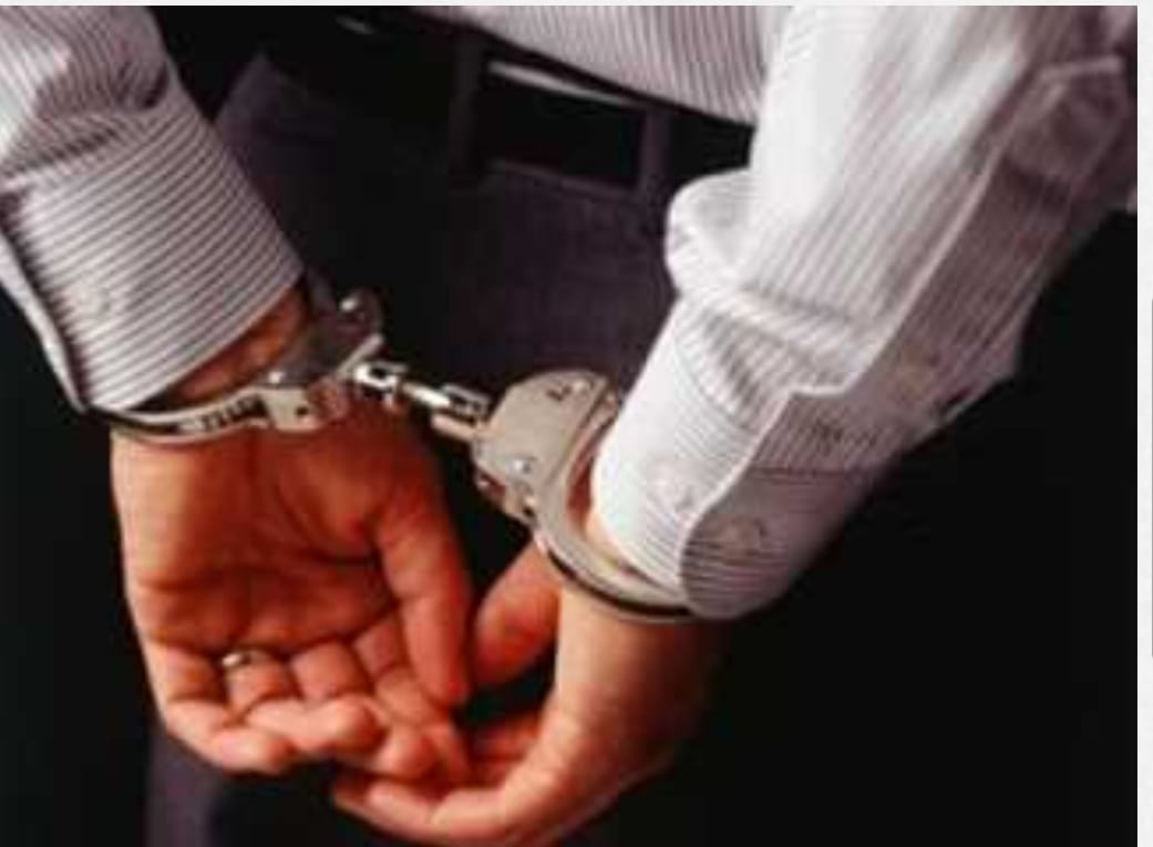 ضبط مدرس يعمل كاتب عمومي بدون ترخيص بسوهاج