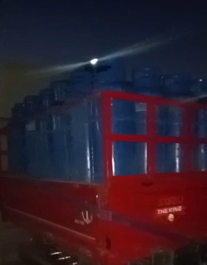 ضبط سيارة محملة بـ ١٠٥ إسطوانة غاز لبيعها بالسوق السوداء بوادى النطرون 