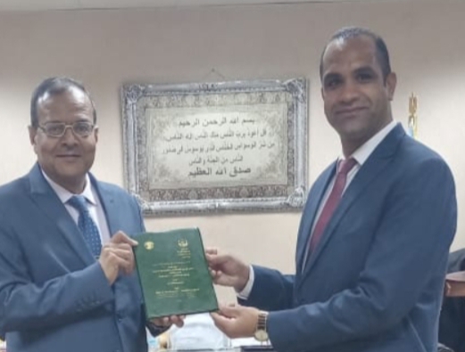 أبو الشيخ يهدي "السياسات الإعلامية " لجامعة سوهاج