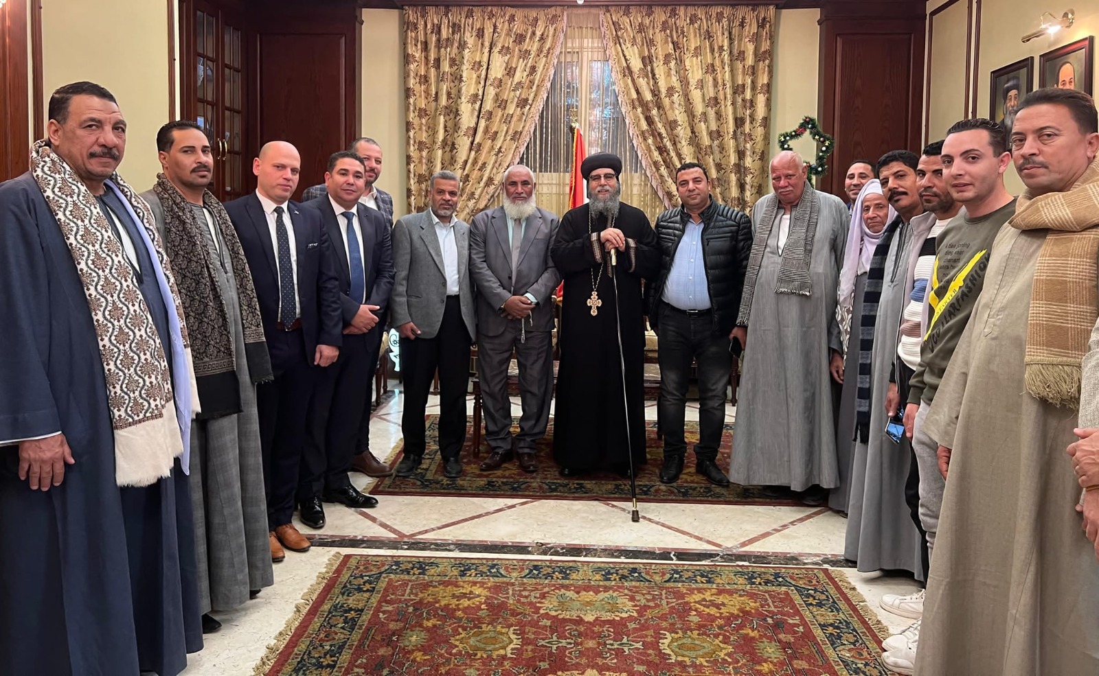 وفد من المؤسسة الدولية للتنمية الاقتصادية يقدم التهاني والهدايا لكنائس بني سويف