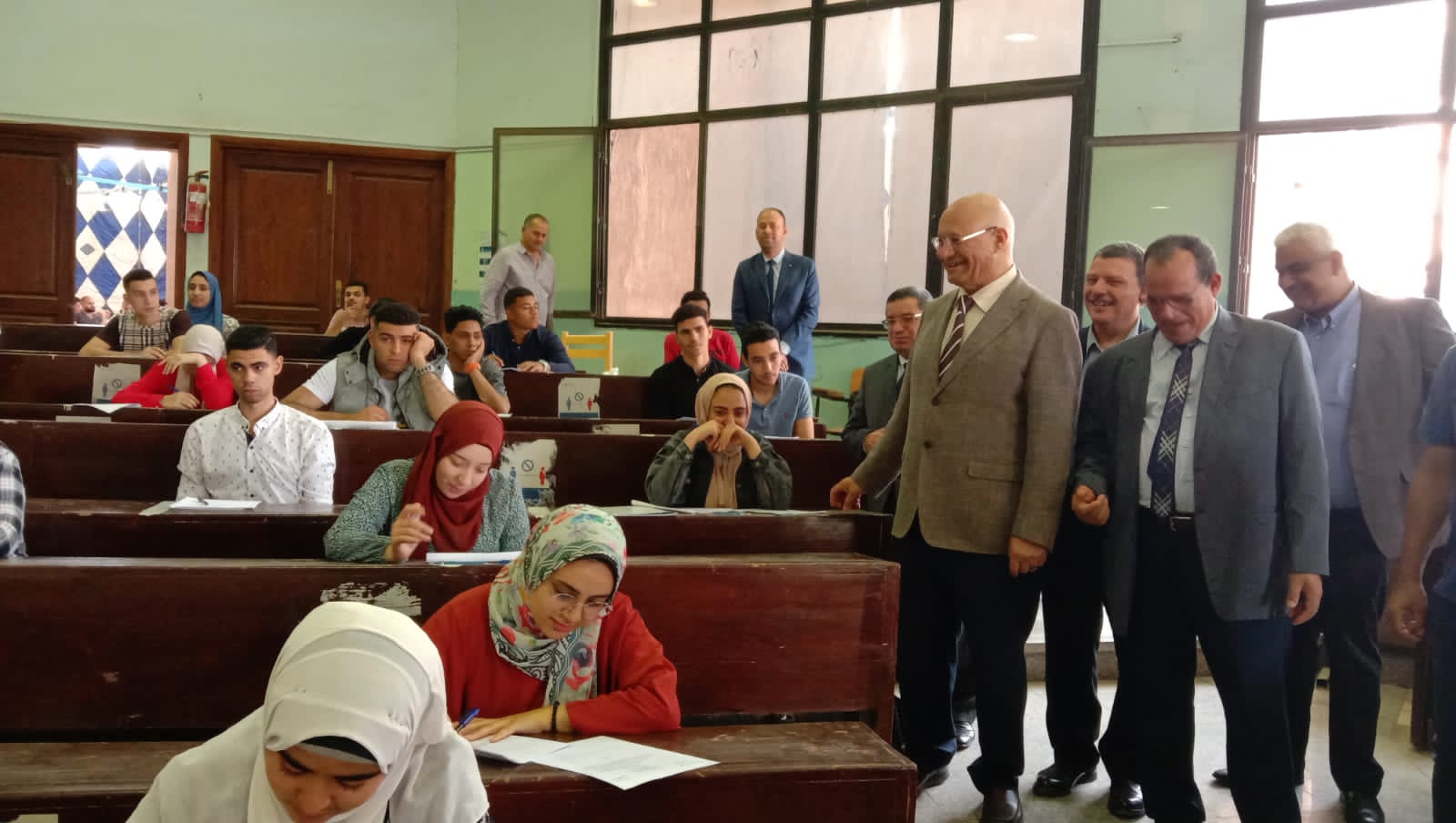 رئيس جامعة بنها يتفقد الامتحانات بكليتي التربية والحقوق