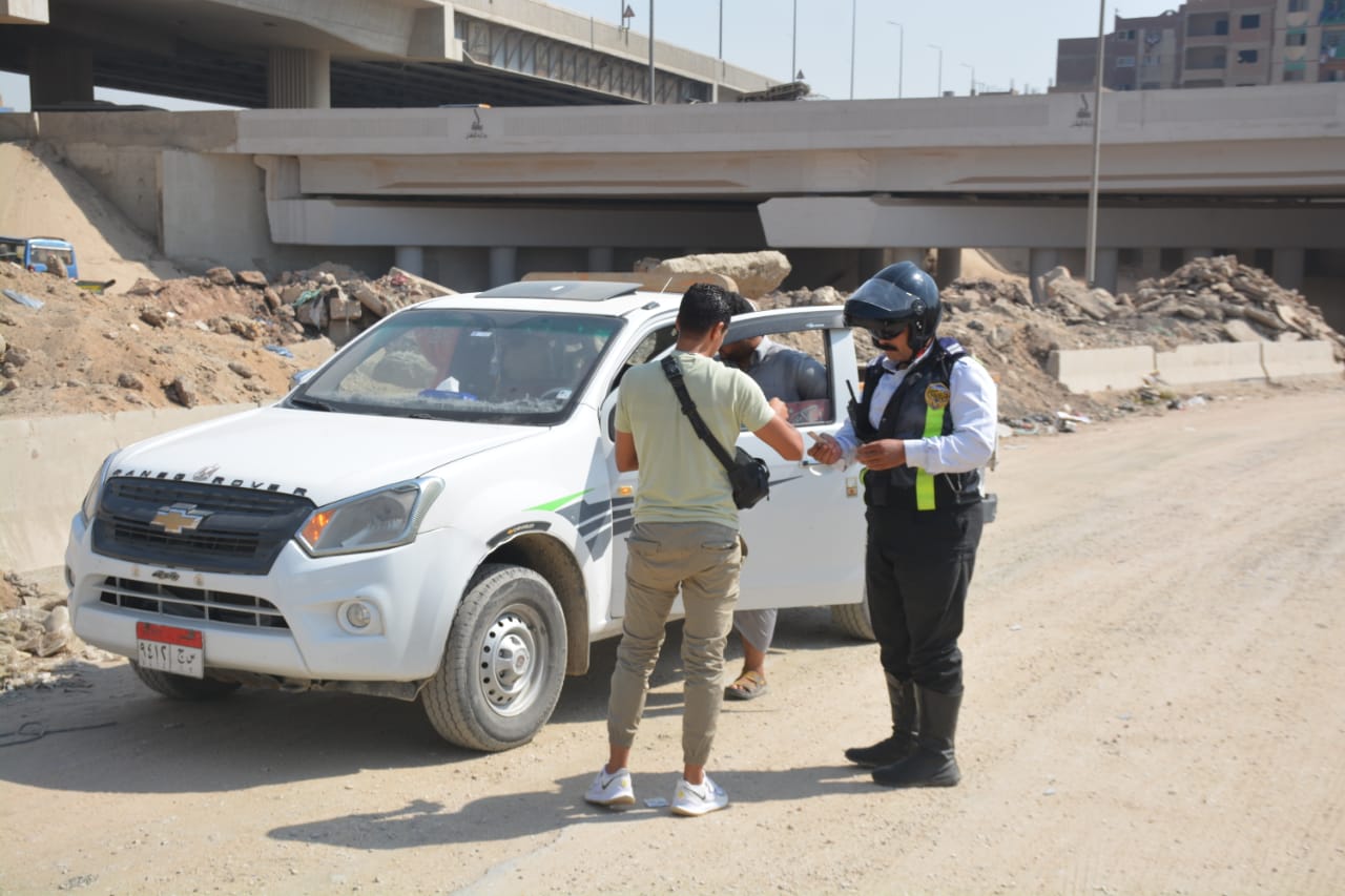 محافظ القليوبية يضبط سياره ربع نقل وسياره ملاكي وموتوسيكل عند مطلع الطريق الدائري يسيرا عكس الاتجاه