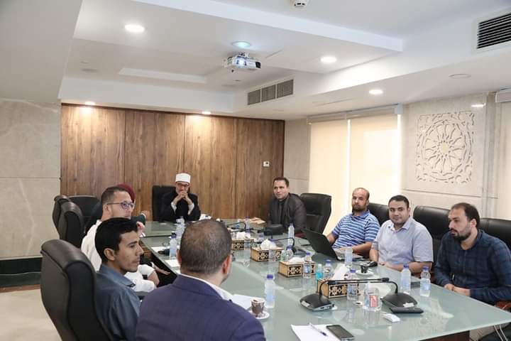 أمين "البحوث الإسلامية" يناقش مع لجنة رقمنة وميكنة العمل الإداري لإدارات المجمع المراحل التنفيذية التي تم الانتهاء منها