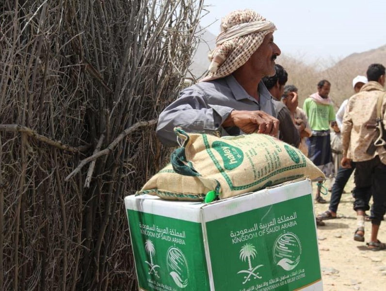 مركز الملك سلمان للإغاثة يوزع سلال غذائية في عدة محافظات يمنية