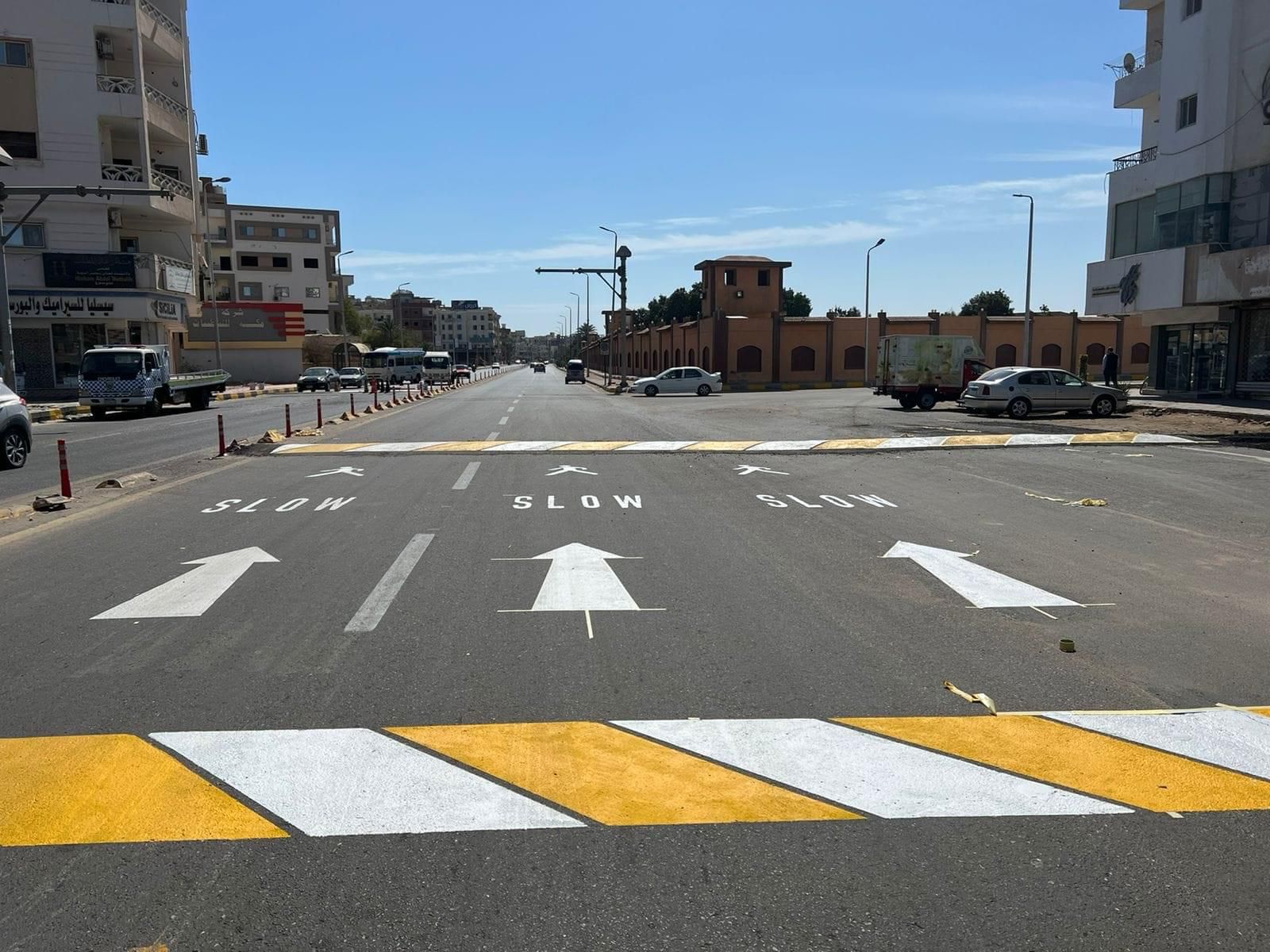 مرور البحر الاحمر يستكمل وضع العلامات الإرشادية و إقامة المطبات الصناعية الملونة حفاظا على سلامة المواطنين