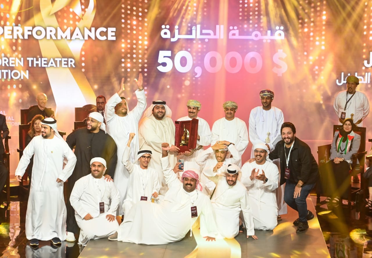 وزير الإعلام العُماني يكرم الفائزين بجوائز مهرجان ظفار الدولي للمسرح  