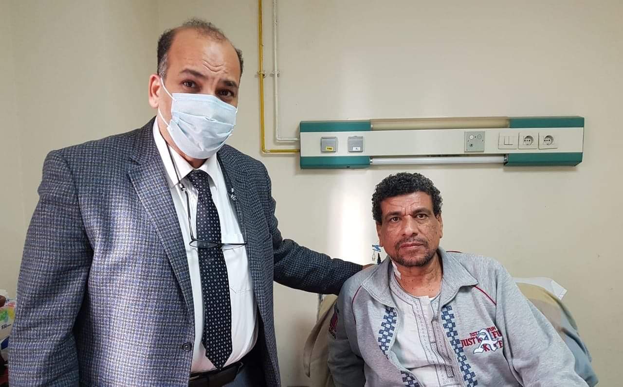 الدكتور عبدالفتاح الشيخ أجرى عملية جراحية للزميل إبراهيم حمزة