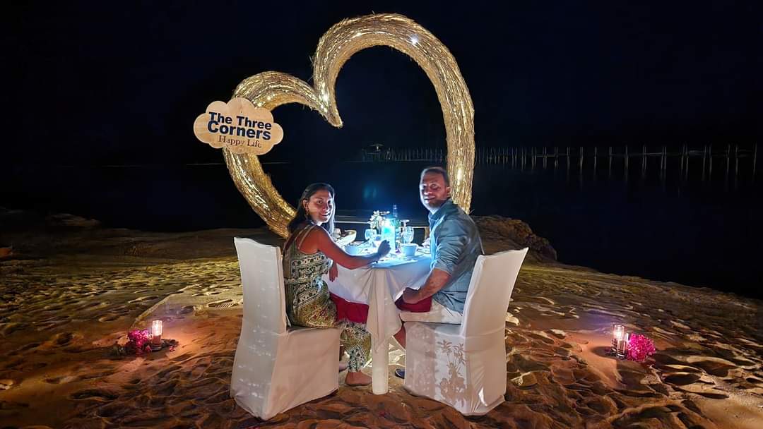 تحقيقًا لرغبتهما.. سائحان إيطاليان يُقيمان مراسم زواجهما على شواطئ مرسى علم 