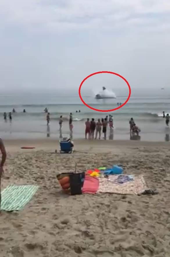 مشهد مرعب.. لحظة تحطم طائرة على شاطئ مزدحم بالمصطافين