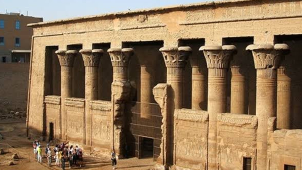 بالصور..البعثة الأثرية المصرية الألمانية تكشف عن النقوش والصور والألوان الموجودة على أسقف وجدران معبد إسنا لأول مرة.