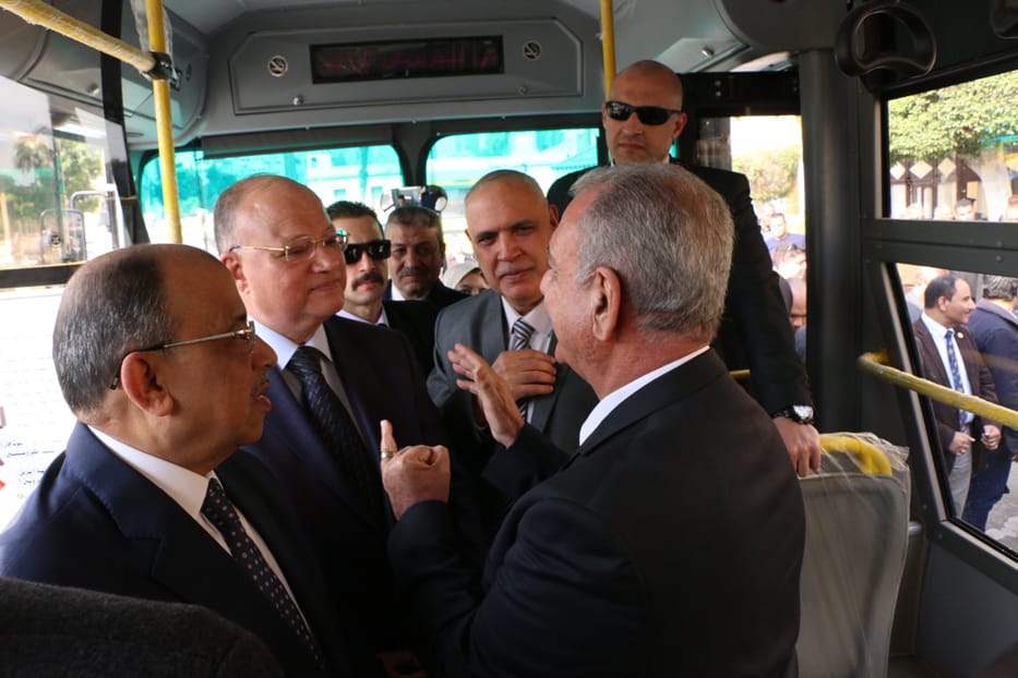 بالصور.. وزير التنمية المحلية ومحافظ العاصمة يدشنان ٢٠ اتوبيسا بتكلفة ٧٣ مليون جنيها