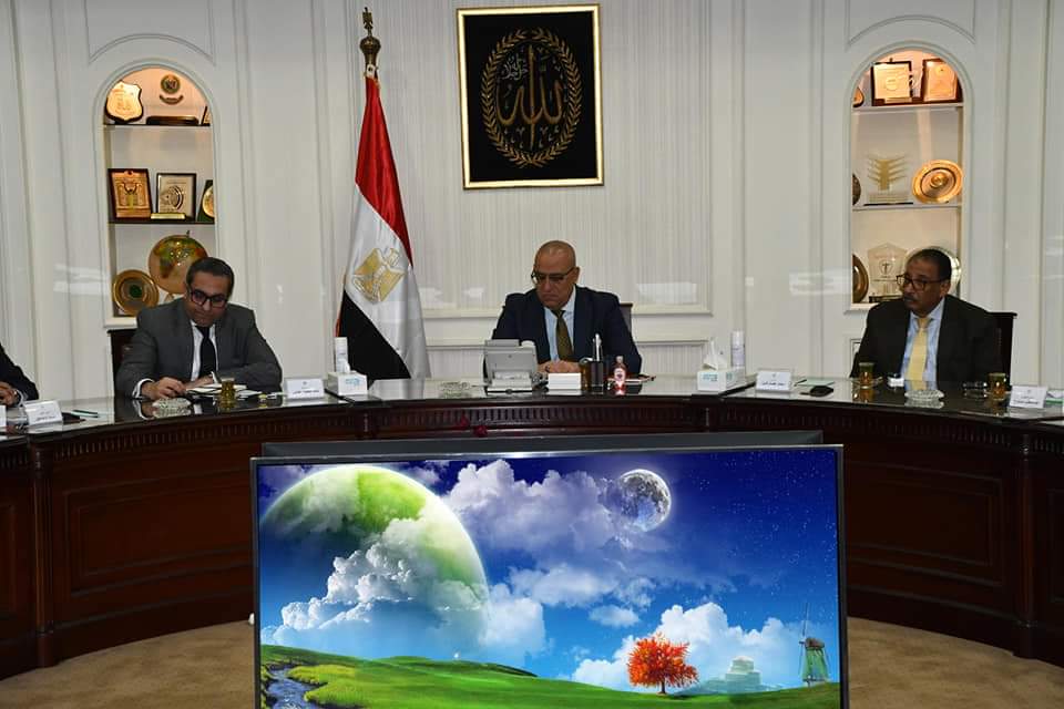 وزير الإسكان يتابع مع مسئولى شركة المقاولون العرب موقف تنفيذ المشروعات فى مختلف القطاعات